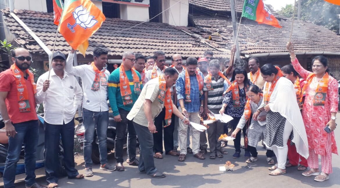 विरोधी पक्षनेते देवेंद्रजी फडणवीस यांना बजावण्यात आलेल्या नोटीसीची भाजपा वेंगुर्ले च्या वतीने होळी