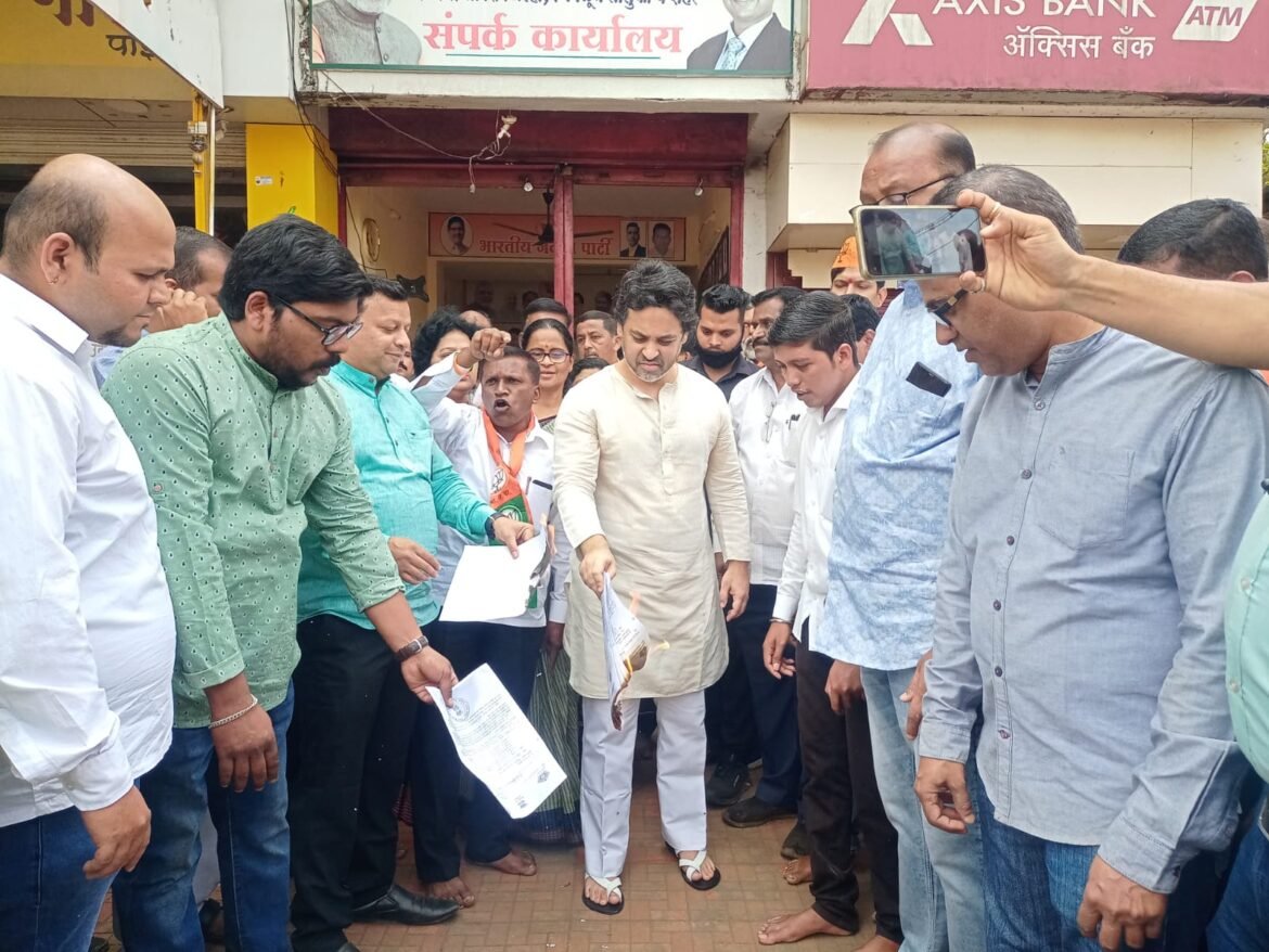 विरोधी पक्षनेते देवेंद्र फडणवीस यांना बजावलेल्या नोटीसीची चिपळूणमध्ये होळी