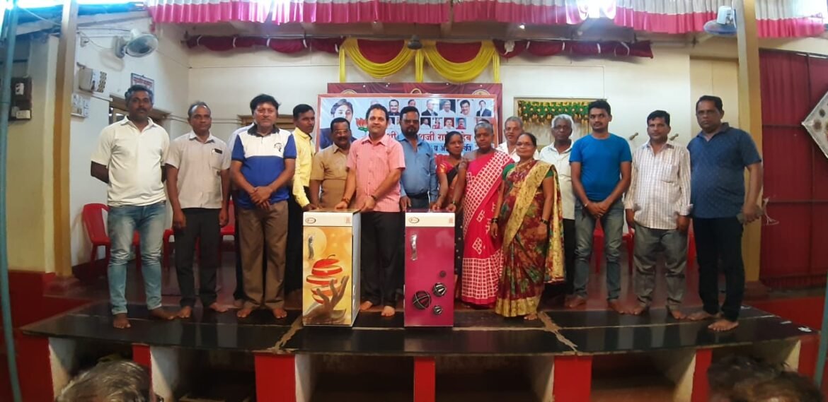 भाजप प्रदेश सचिव माजी खासदार निलेश राणे यांच्या वाढदिवसानिमित्त मळेवाड येथे निम्म्या किंमतीतील घरघंटी व वॉटर फिल्टर चे वाटप