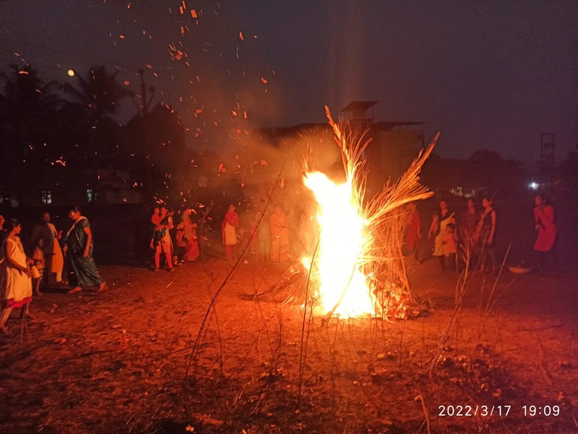कासार्डेत होळीचा नवा ट्रेंड प्लॅस्टिक कचरा गोळा करून साजरी केली होळी