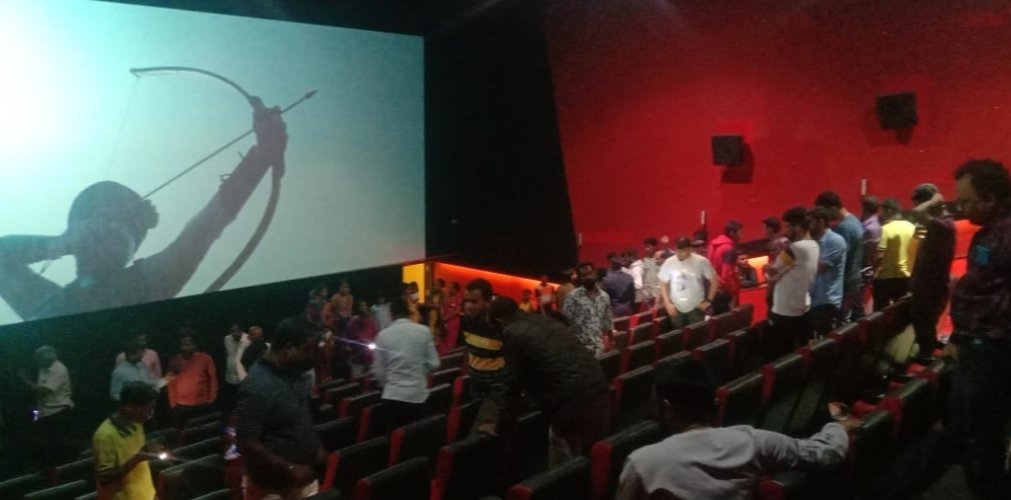 सिनेमागृहात सापाने केला महिलेला दंश!