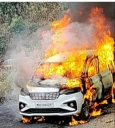 फोंडाघाट येथे इर्टिका गाडी जाळून खाक