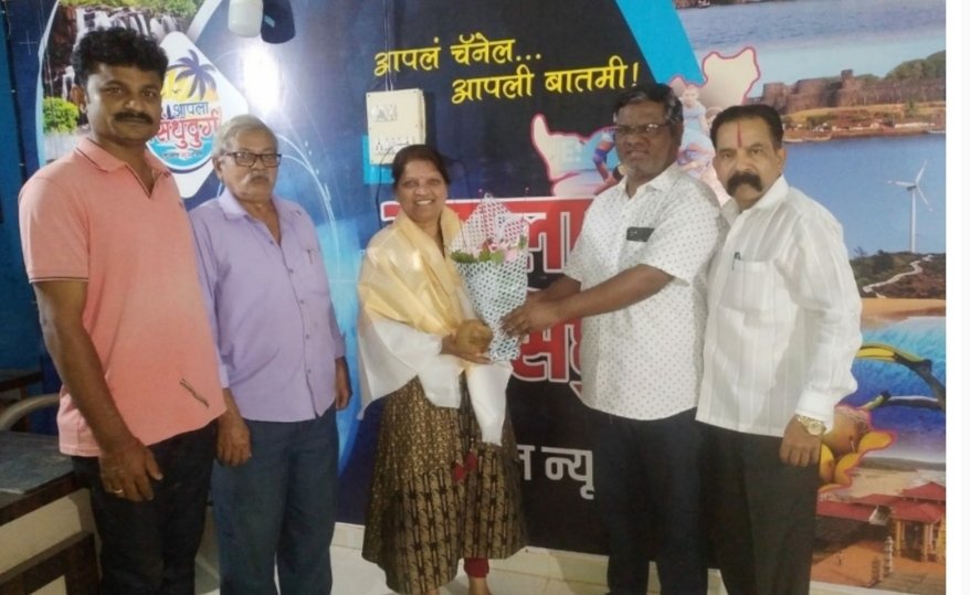 जागतिक महिला दिनाचे औचित्य साधुन नगरपंचायत व्यापारी मित्र मंडळयांच्या वतीने सौ सरिता राजन चव्हाण यांचा श्रीफळ पुष्पगुच्छ देऊन केला सन्मान