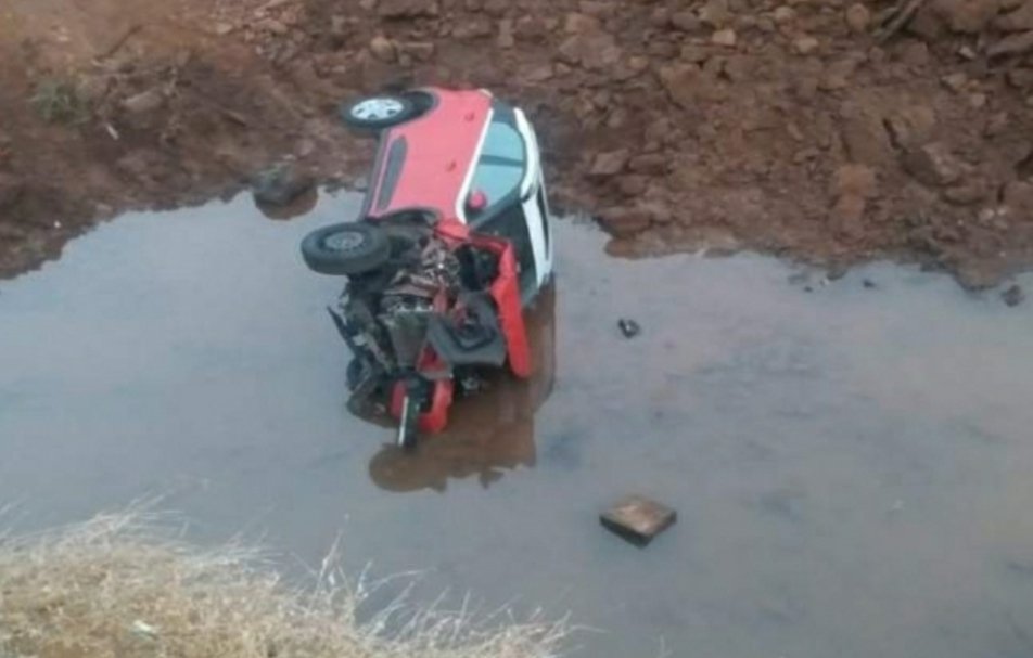 आंबोली येथे कार नाल्यात कोसळल्याने अपघात, कर्नाटकातील तिघे गंभीर जखमी