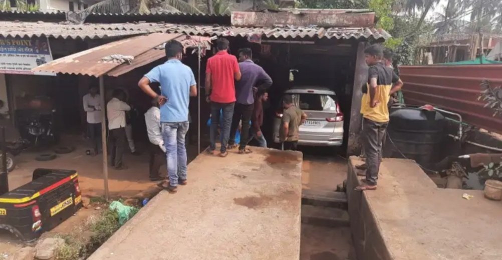 सर्विसिंग सेंटर च्या रॅम्पवरील कार घुसली थेट दुकान गळ्यात