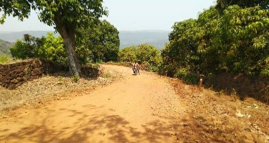 मालपे वासीयांचा रस्त्यासाठी आक्रोश ,लोकप्रतीनीधींच्या दुर्लक्षामुळे ग्रामस्थांचे अतोनात हाल