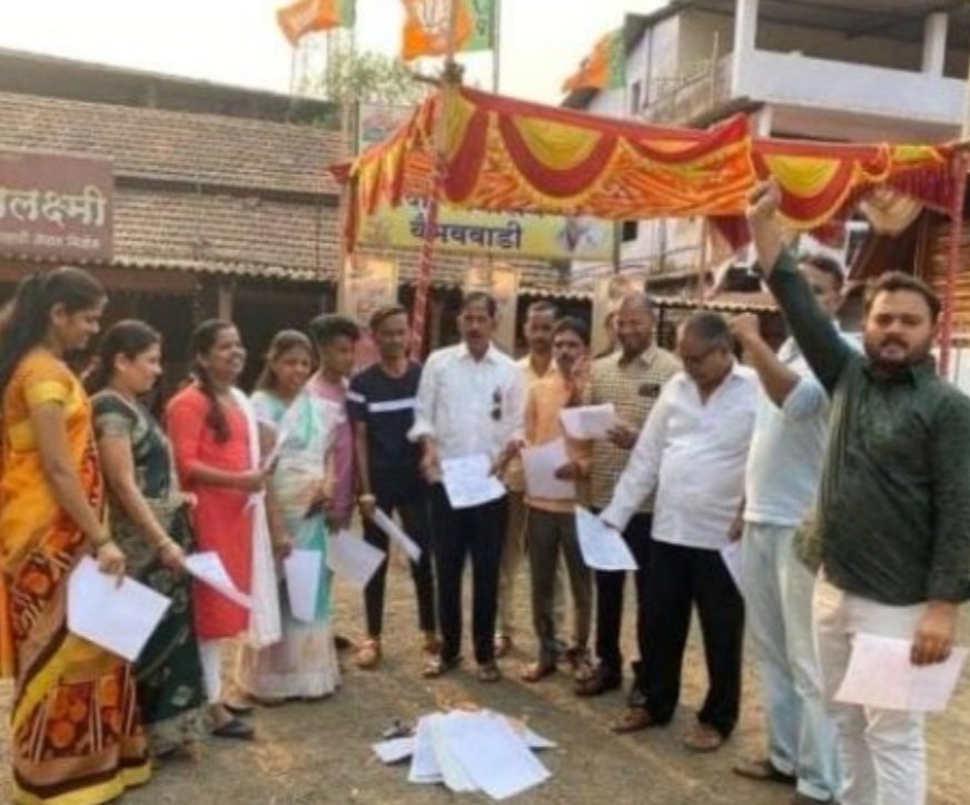 देवेंद्र फडणवीसांना बजावलेल्या नोटीसीची वैभववाडी भाजपाने केली होळी