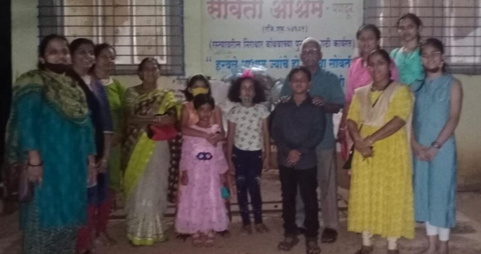 नाथ पै नगर महिलांतर्फे संविताश्रमाला साहित्य भेट