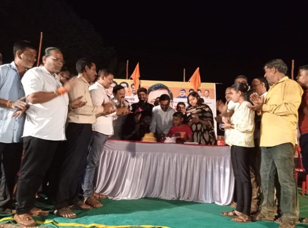 सिंधुदुर्ग रत्नागिरी जिल्ह्याचे खासदार विनायक राऊत यांचा वाढदिवस कुडाळ येथे केला साजरा