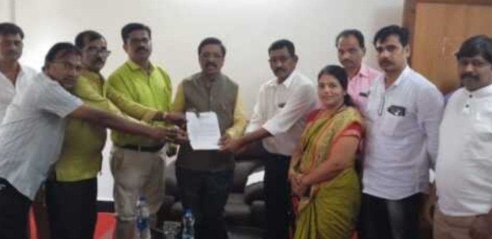 खारेपाटण रस्त्याच्या अवस्थेबाबत खा. राऊत यांना व्यापारी असोसिएशनचे निवेदन