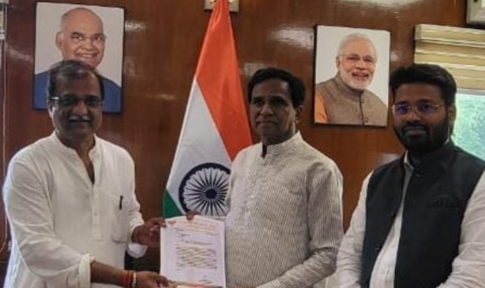 भाजपचे प्रमोद जठार व युवानेते विशाल परब यांनी घेतली केंद्रीय रेल्वे राज्यमंत्र्यांची भेट