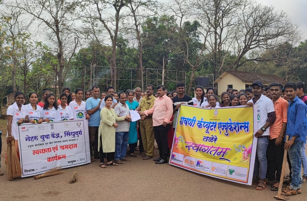 एस् टी बस पुर्ववत होण्यासाठी मेधांश काँम्पुटरच्या विद्यार्थ्यांची तळेरे बस स्थानक स्वच्छता मोहीम