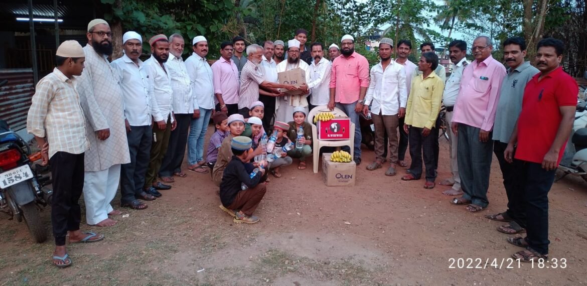 *नगरपंचायत व्यापारी मित्र मंडळाच्या वतीने रमजान सणा निमित्त जामिया मशिदीमध्ये मुस्लिम बांधवांना फळे व पाणी वाटप..*