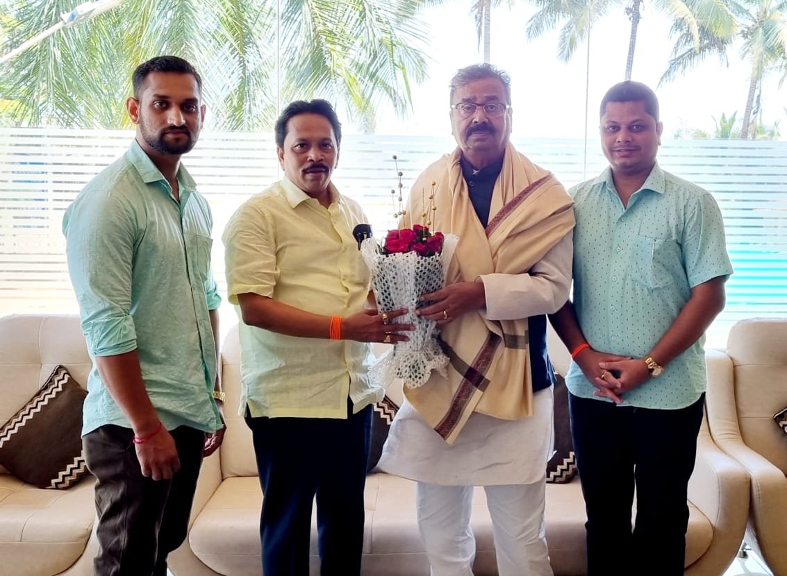 शिवसेना ज्येष्ठ नेते खासदार श्री.गजानन कीर्तिकर यांनी संदेश पारकर यांना दिल्या उज्वल राजकीय कारकिर्दीसाठी शुभेच्छा