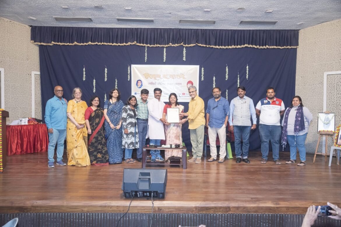 सरिता पवार – राजन चव्हाण यांना मिळून साऱ्याजणी पुणे चा सावित्री जोतिबा समता सहजीवन पुरस्कार प्रदान