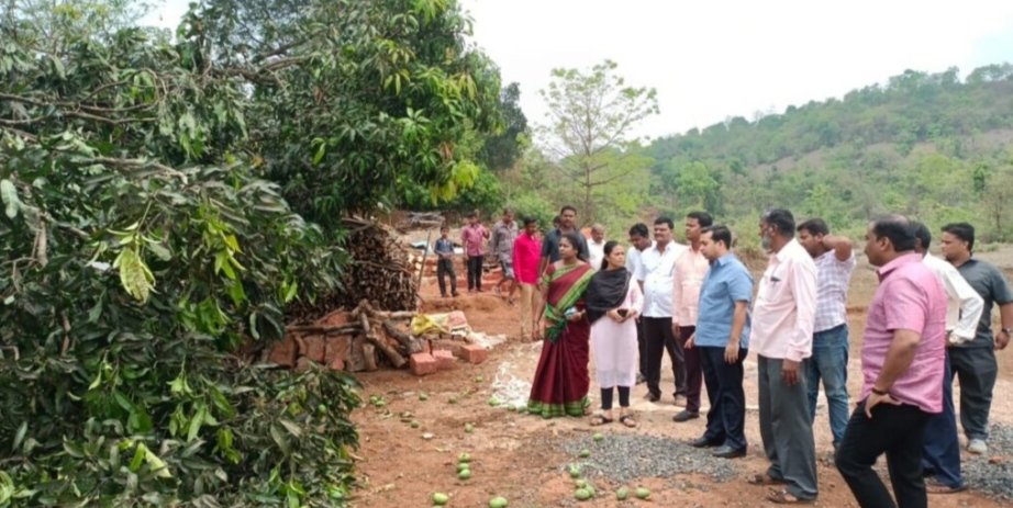 आम.नितेश राणे यांनी नांदगाव खालची मुस्लिमवाडी येथे नुकसानीची केली पाहणी