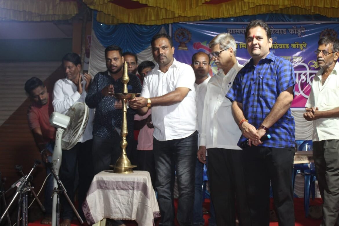 मळेवाड जकातनाका येथे सास्कृतिक महोत्सवानिमित्त आयोजित केलेल्या भजनाच्या कार्यक्रमाचा शुभारंभ