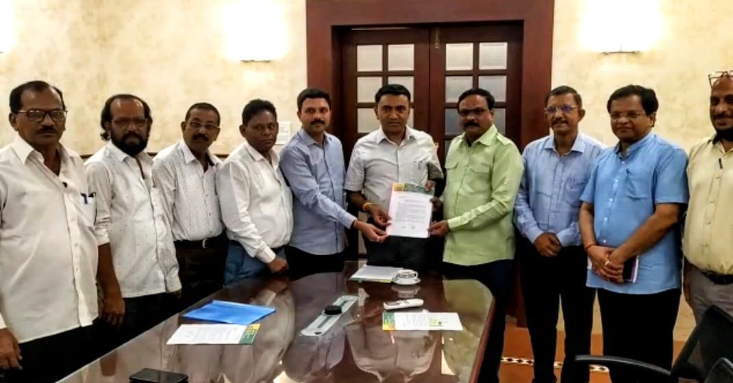 सिंधुदुर्गतील शेतकऱ्यांना जिल्हा बँक अध्यक्ष ,उपाध्यक्षाचा दिलासा