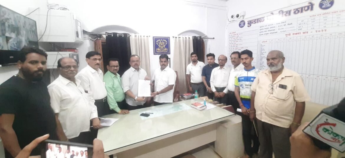 सिंधुदुर्ग जिल्हा राष्ट्रवादी काँग्रेसच्या पदाधिकाऱ्यांनी जिल्हाध्यक्ष अमित सामंत याच्या नेतृत्वाखाली मराठी अभिनेत्री केतकी चितळे हिच्या विरोधात आक्रमक भुमिका घेतल्याने अखेर कुडाळ पोलिस ठाण्यात केतकी चितळे यांच्या विरोधात करण्यात आला गुन्हा दाखल