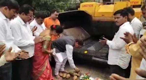 आ.दीपक केसरकर यांच्या आक्रमक भूमिकेमुळे पिकुळे येथील रस्त्याचे डांबरीकरण शुभारंभ