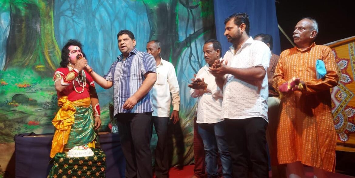 रविवारी रात्री २ वाजता आ. वैभव नाईक यांनी साजरा केला दशावतारी कलाकार दादा राणे कोनसकर यांचा वाढदिवस
