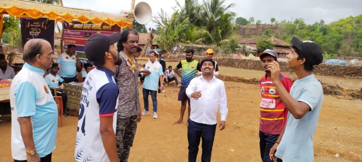 महाराष्ट्र नवनिर्माण विद्यार्थी सेनेचे वैभववाडी तालुका संपर्क सचिव ज्ञानेश्वर मोरे यांनी जांभवडे येथे क्रिकेट स्पर्धेस दिली भेट