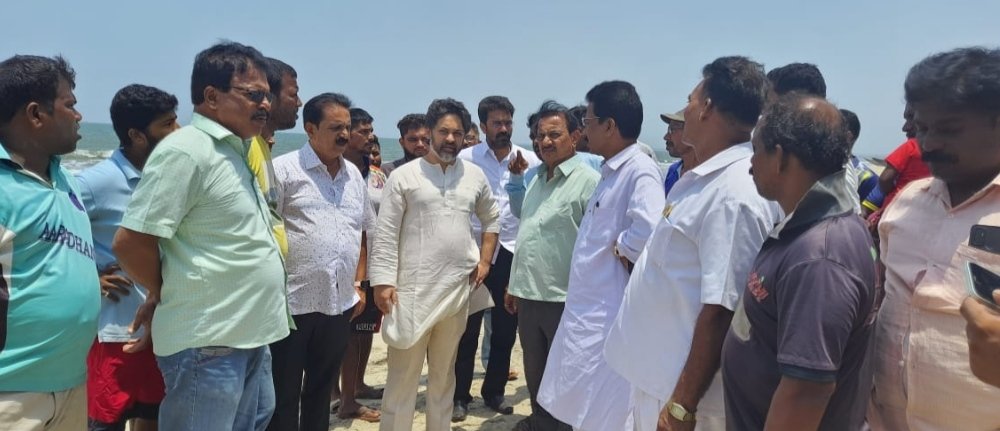 देवबाग बंधाऱ्याची माजी खास. निलेश राणे यांच्याकडून पाहणी