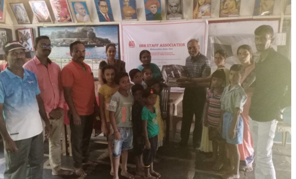 किसार्डेतील नागसावंतवाडी प्राथ. शाळेला शैक्षणिक वस्तू व खेळाचे साहित्य भेट