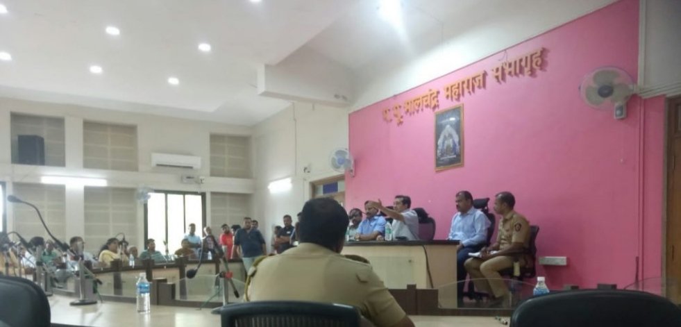 सर्व्हिस रोडवर अनधिकृत पार्किंग, दुकान थाटल्यास कारवाई अटळ