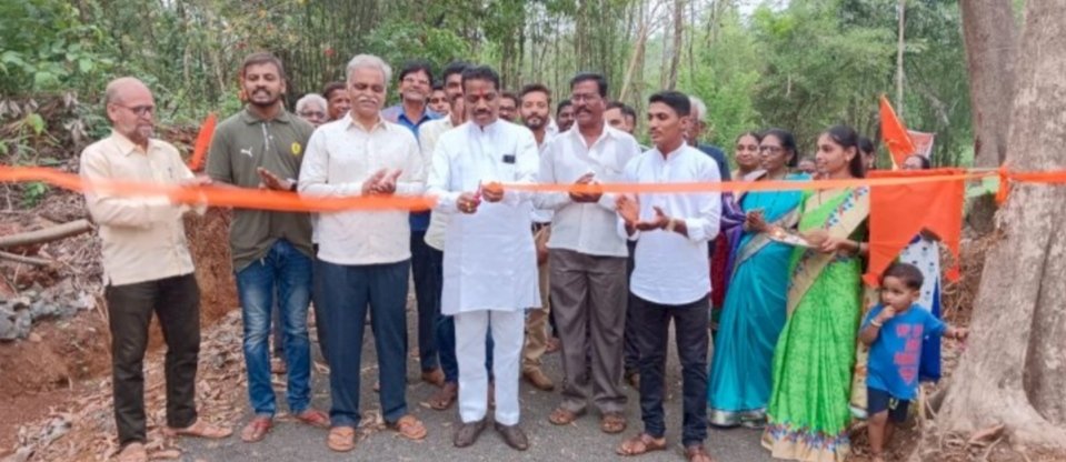 वैभववाडी तालुक्यातील वाडेकरवाडी व तांबळवाडी येथील रस्त्यांच्या कामांचे सतिश सावंत यांच्या हस्ते लोकार्पण