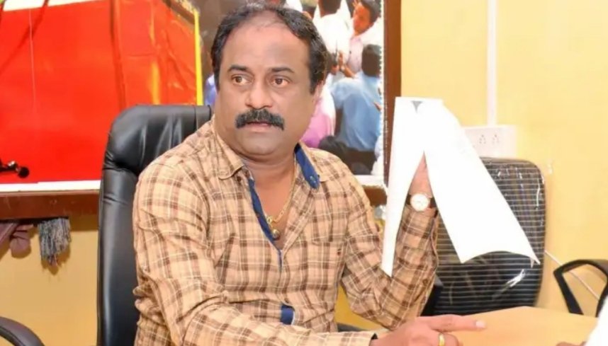 सुशांत नाईक हे आपले व्यावसायिक हित पाहून सोयीस्कर भूमिका घेतात