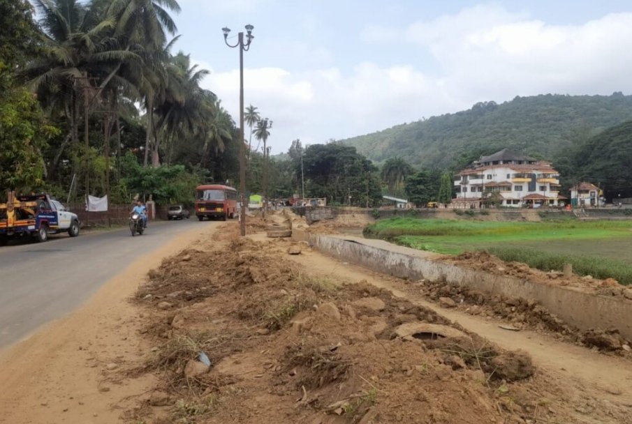 रस्त्यावर पडलेला गाळ तातडीने उचला
