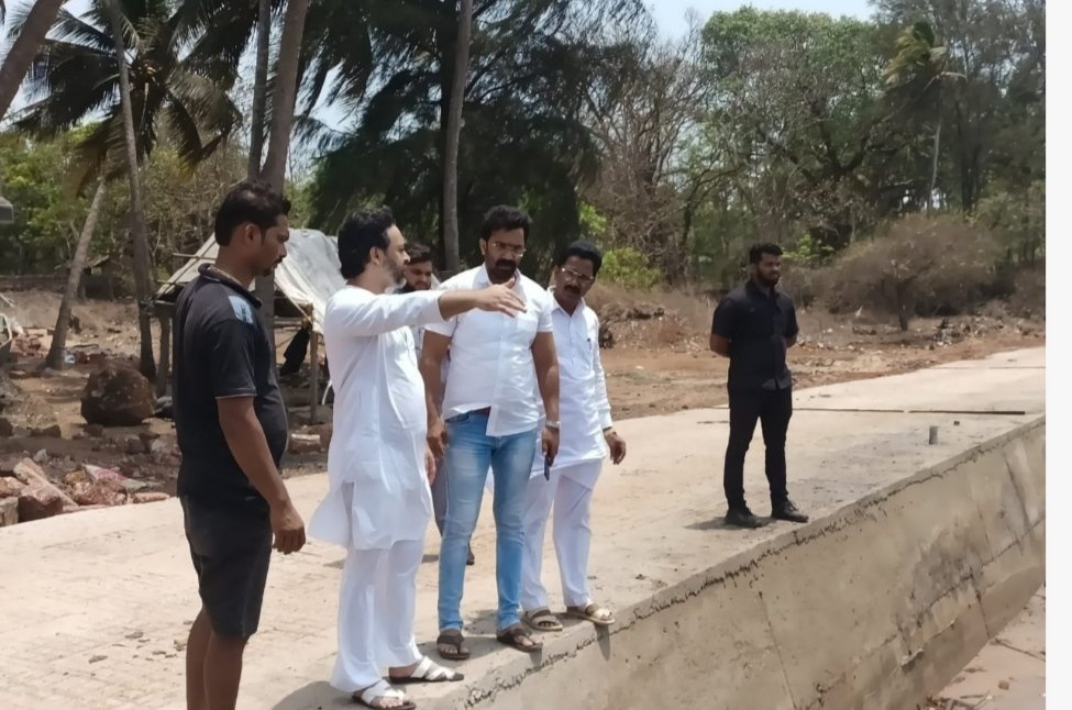 निलेश राणे यांनी सर्जेकोट येथे जेटी जोड रस्ता कामाची केली पाहणी