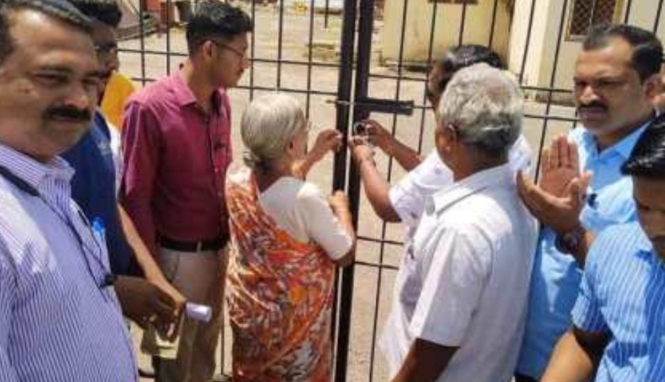 ओसरगाव येथील टोलनाका कार्यालयाला भाजपा कार्यकर्त्यांनी ठोकले टाळे