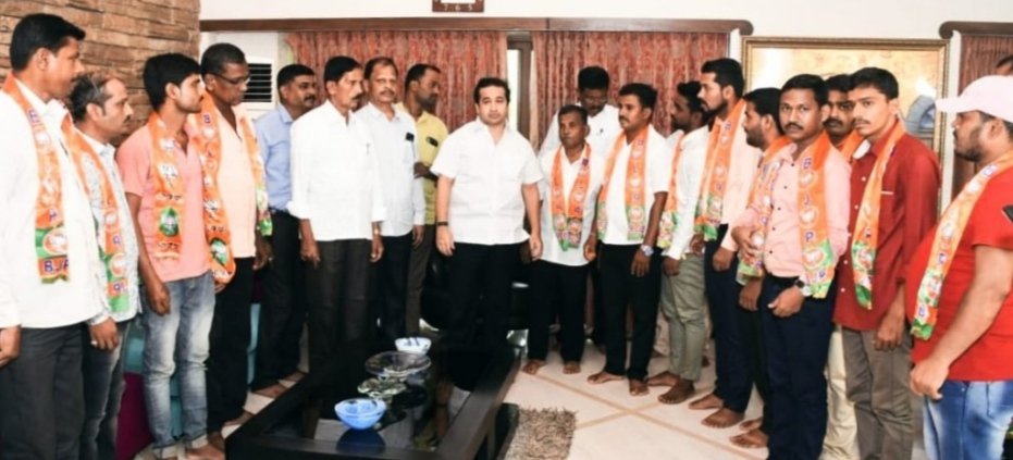 शिवसेनेचे माजी सभापती अंबाजी हुंबे यांचा भाजपात प्रवेश