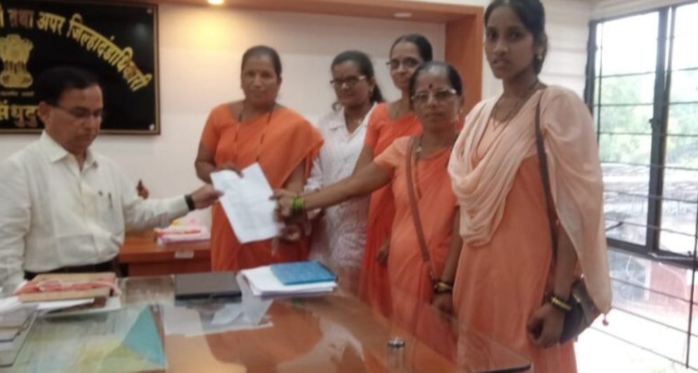 सिटू संलग्न सिंधुदुर्ग जिल्हा आशा वर्कर्स युनियनच्यावतीने निवासी उपजिल्हाधिकारी यांना देशातील महागाई समस्या सोडविण्याचे निवेदन