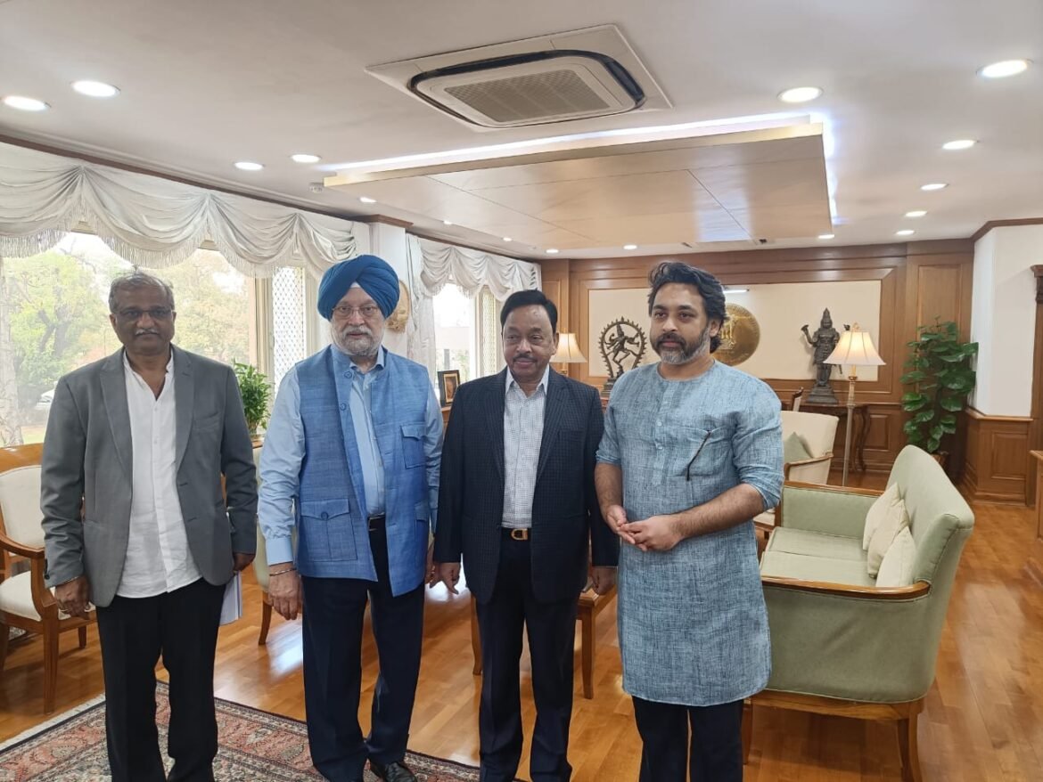 केंद्रीय मंत्री नारायण राणे यांच्या नेतृत्वाखाली निलेश राणे, प्रमोद जठार यांनी घेतली पेट्रोलियम मंत्र्यांची भेट