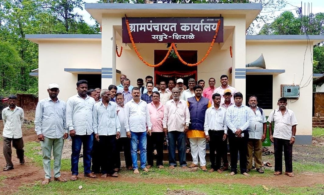 शिवसेना तालुकाप्रमुख तथा माजी पंचायत समिती मंगेश लोके यांच्या हस्ते सडूरे-शिराळे ग्रामसचिवालयाचे उद्घाटन