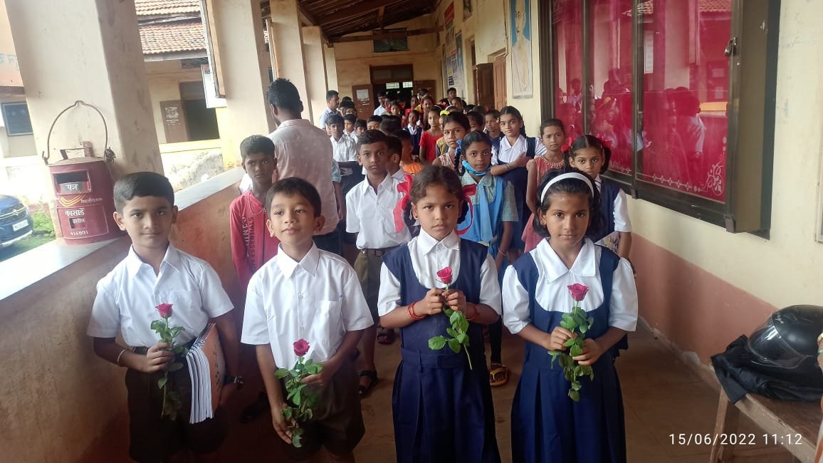 कासार्डे हायस्कूलमध्ये पुष्पवृष्टी करून नवीन विद्यार्थ्यांचे स्वागत