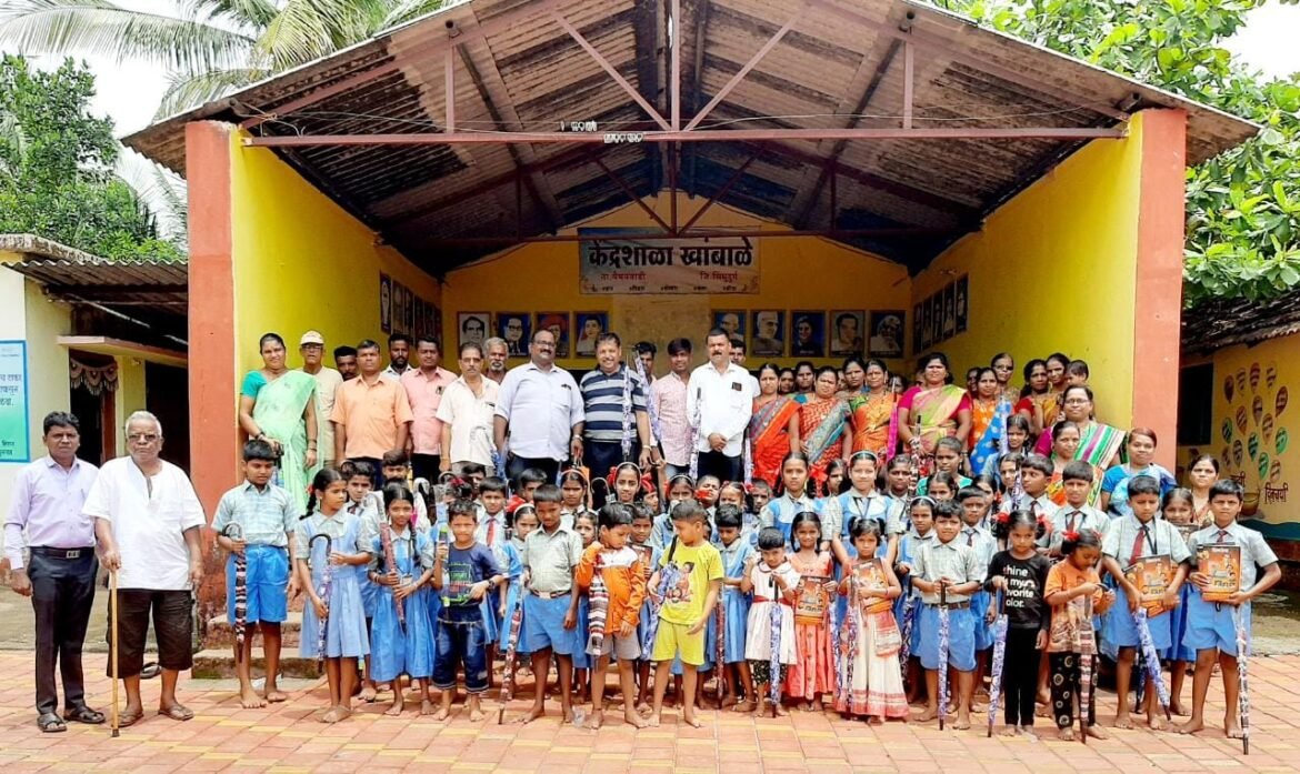 शिवसेना तालुकाप्रमुख तथा माजी पंचायत समिती सदस्य मंगेश लोके यांच्या सौजन्याने खांबाळेतील विद्यार्थ्यांना मोफत शैक्षणिक साहित्य व छत्रीचे वाटप