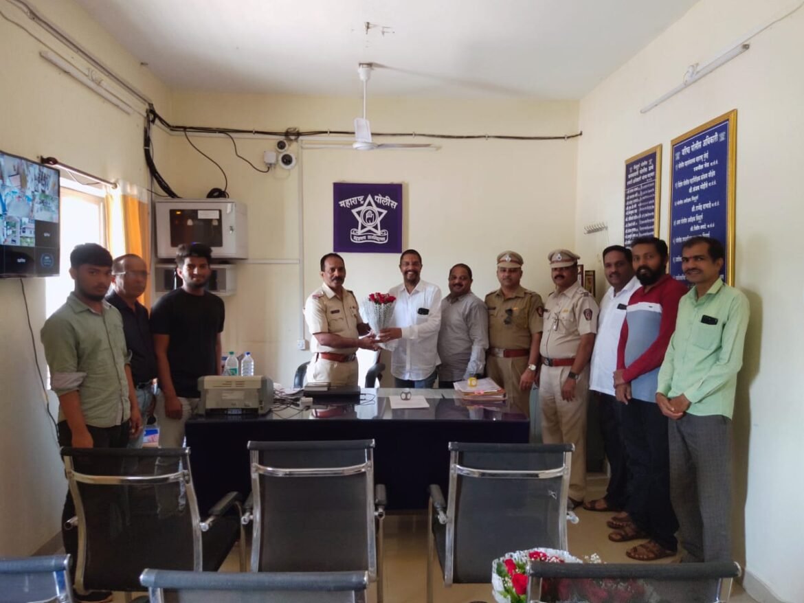 राष्ट्रवादी काँग्रेसच्या वतीने कणकवली पोलीस ठाण्यातील अधिकाऱ्यांचा उपजिल्हाध्यक्ष अनंत पिळणकर यांच्या हस्ते सत्कार*