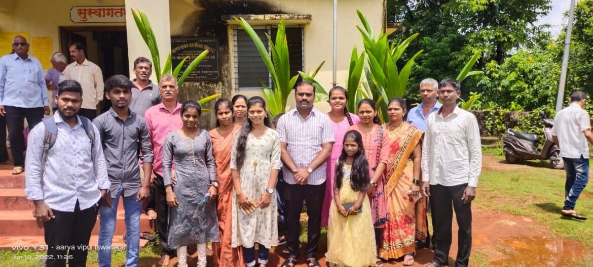 घोणसरी मधील १०वी व १२ वी मध्ये उत्तीर्ण झालेल्या विद्यार्थ्यांच मा.सभापती श्री.मनोज रावराणे यांनी केला सत्कार