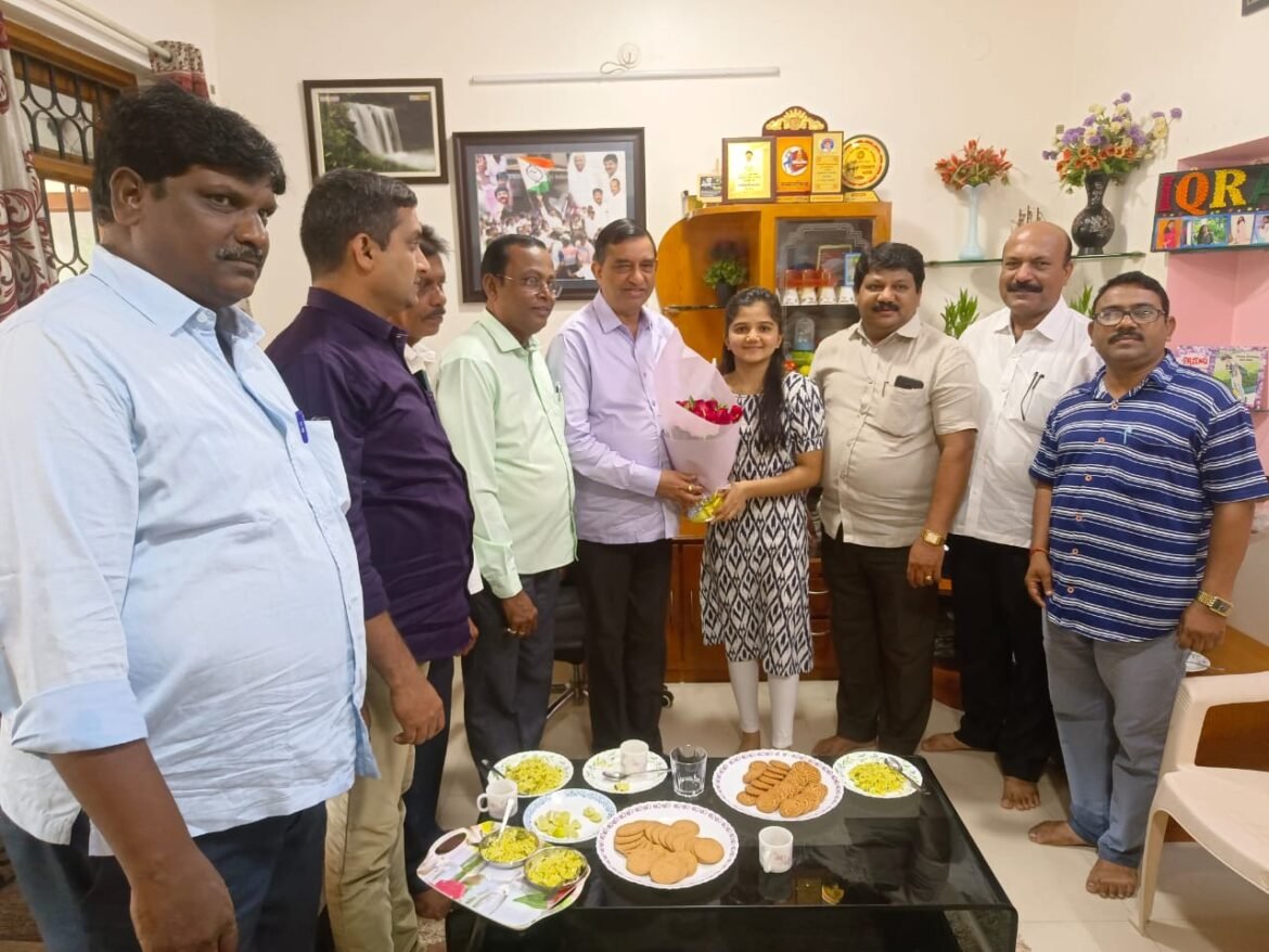 आमदार बाळाराम पाटील यांची राष्ट्रवादी काँग्रेस नेते अबिद नाईक यांची सुकन्या इक्रा नाईक च्या पाठीवर कौतुकाची थाप*