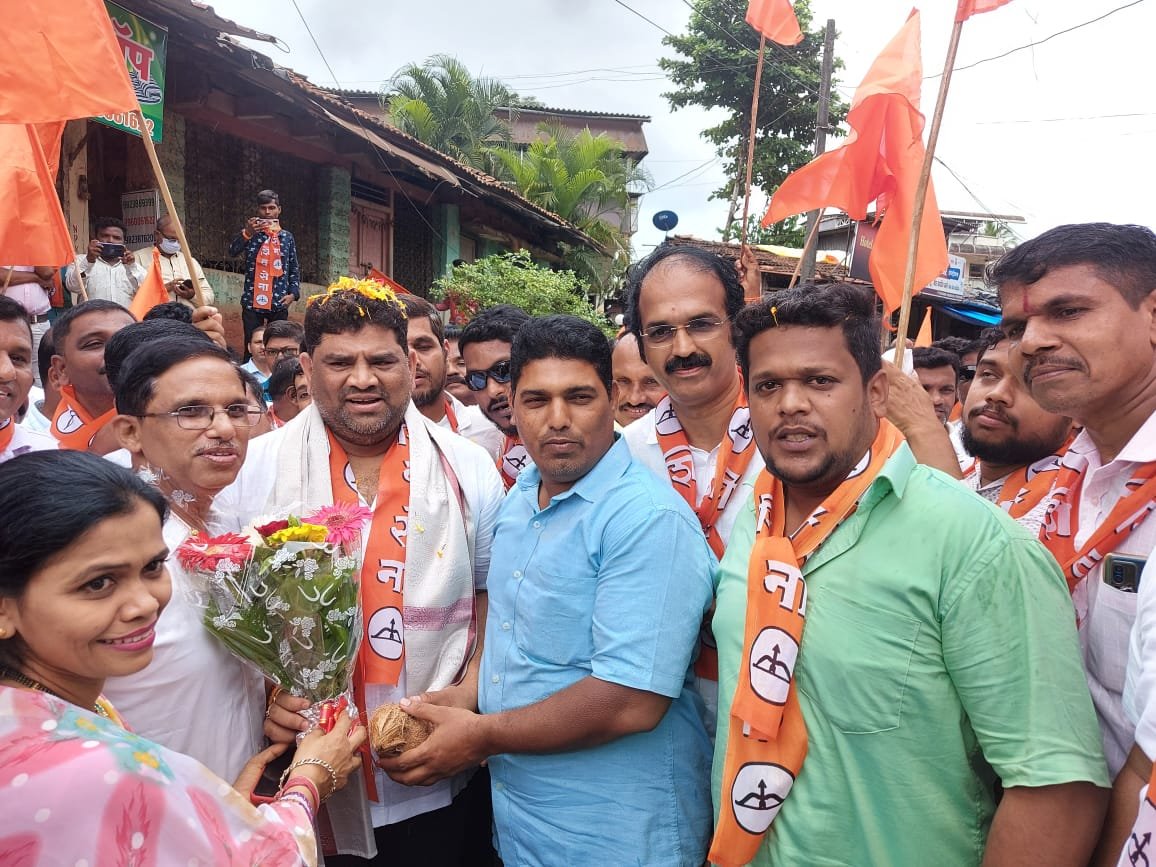 कुडाळमध्ये शिवसैनिकांकडून आ. वैभव नाईक यांच्यावर पुष्पवृष्टी