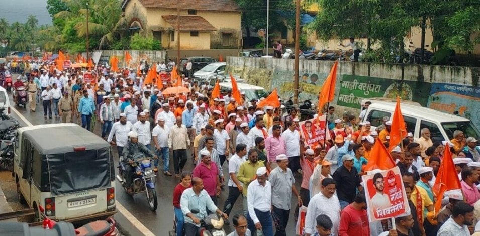 दीपक केसरकरांच्या विरोधात सावंतवाडीत शिवसेनेचा मोर्चा