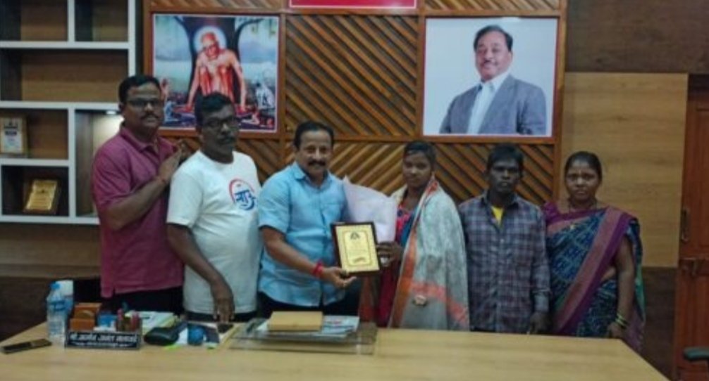 कातकरी समाजातील दहावी उत्तीर्ण शिल्पा पवार हिचा समीर नलावडे यांनी केला सत्कार