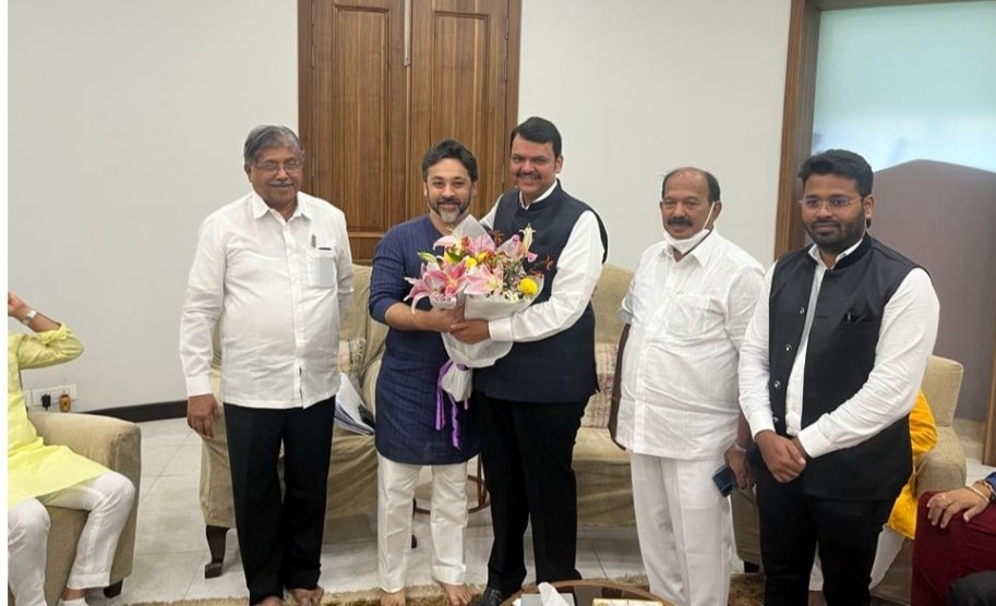 माजी मुख्यमंत्री देवेंद्र फडणवीस यांची माजी खासदार निलेश राणे आणि विशाल परब यांनी घेतली भेट