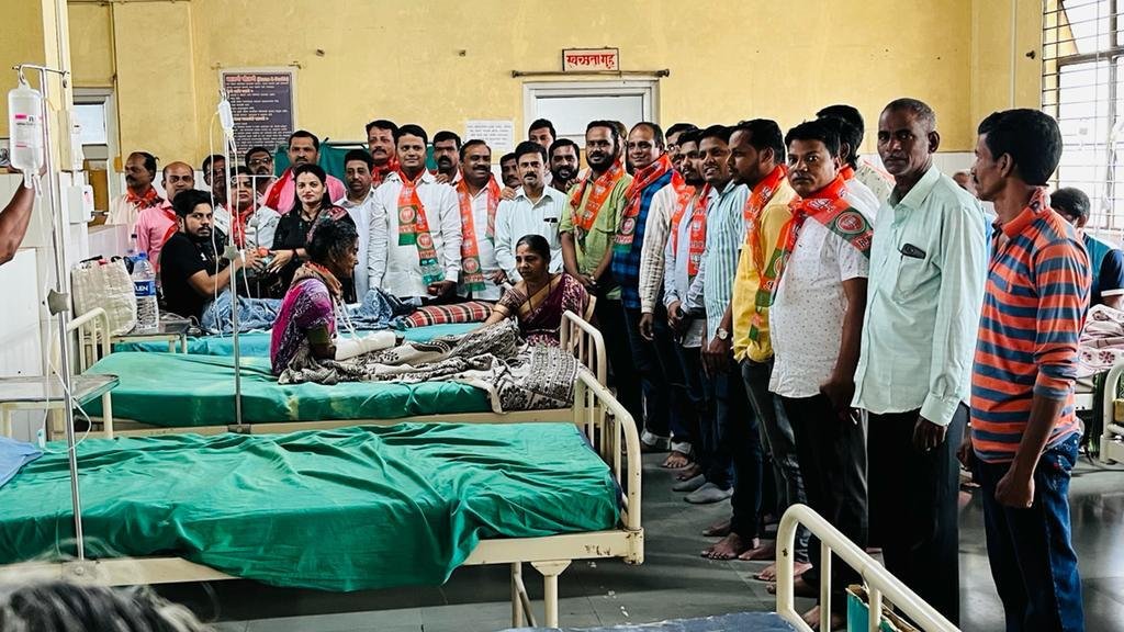कणकवली भाजपतर्फे उपजिल्हा रुग्णालयातील रुग्णांना फळ वाटप