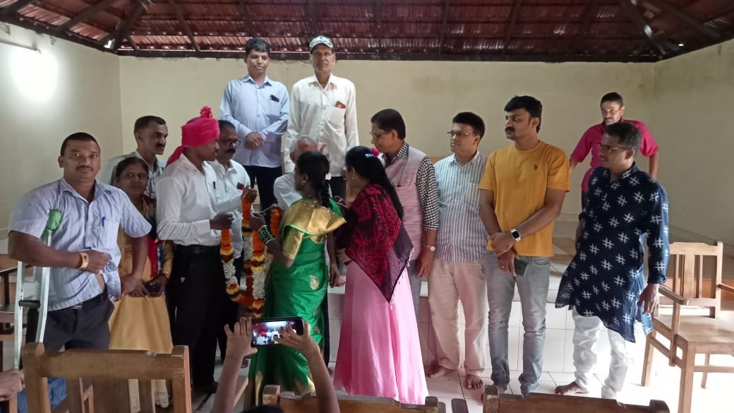 पुजा व सुधीर जाधव या नवदांपत्याचा सत्कार