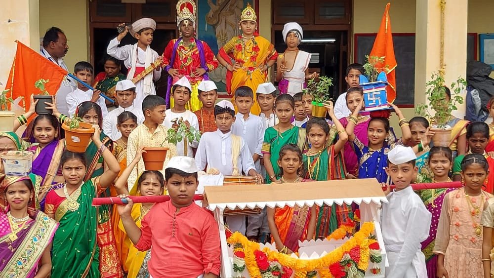 कणकवलीतील कासार्डे हायस्कूलमध्ये रंगला पालखी सोहळा.